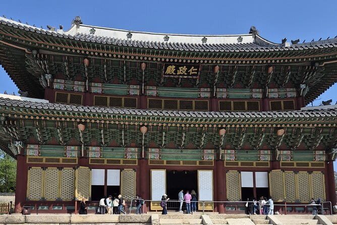 4 Hours UNESCO Palace and Street Food Tour in Seoul - The Walk to Gwangjang Market: Easy Transit Without the Subway Stress