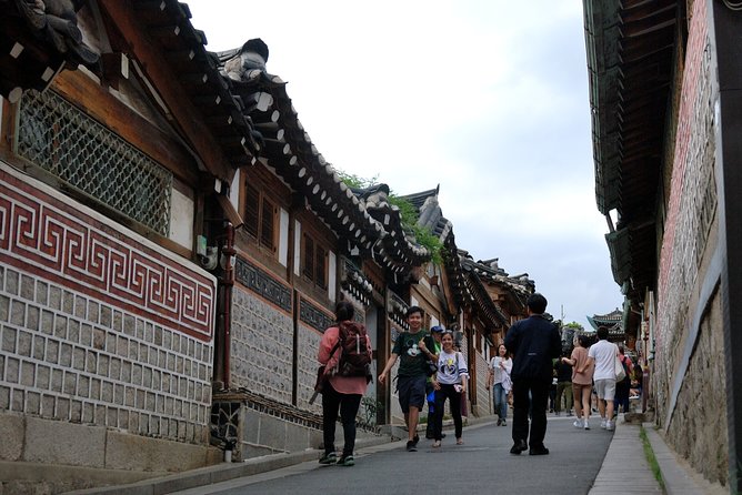 8 Hours Private tour with top attractions in Seoul - Namsangol Hanok Village: a short, well-shaped walk