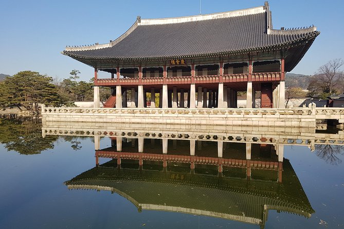 Best Walking Tour to Gyeongbok Palace Bukchon Hanok Village - Entering Gyeongbokgung Palace: Guard Changing and Palace Layout