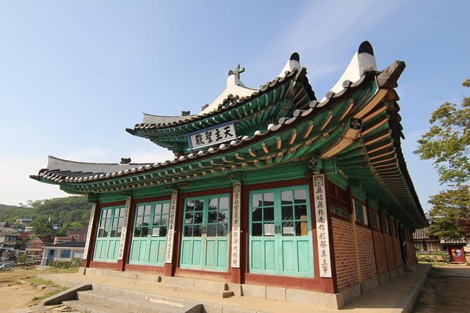 Buam dong Walking Tour Art, History and Parasite in Seoul - Stop for calm: the Cheongun Literature Library (Seoul’s first hanok library)