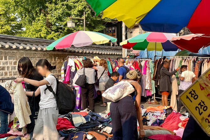 Contemporary & Retro Seoul Private Tour with Local Food Tasting - Dongmyo Flea Market: retro hunting near Dongmyo Station