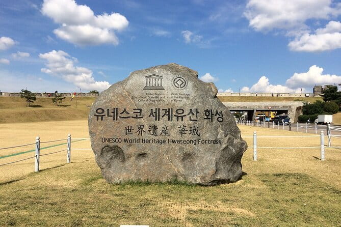 Day Tour of Suwon Hwaseong Fortress Starfield Waujeongsa Temple - Waujeongsa Temple: a calm start with big stone sculptures