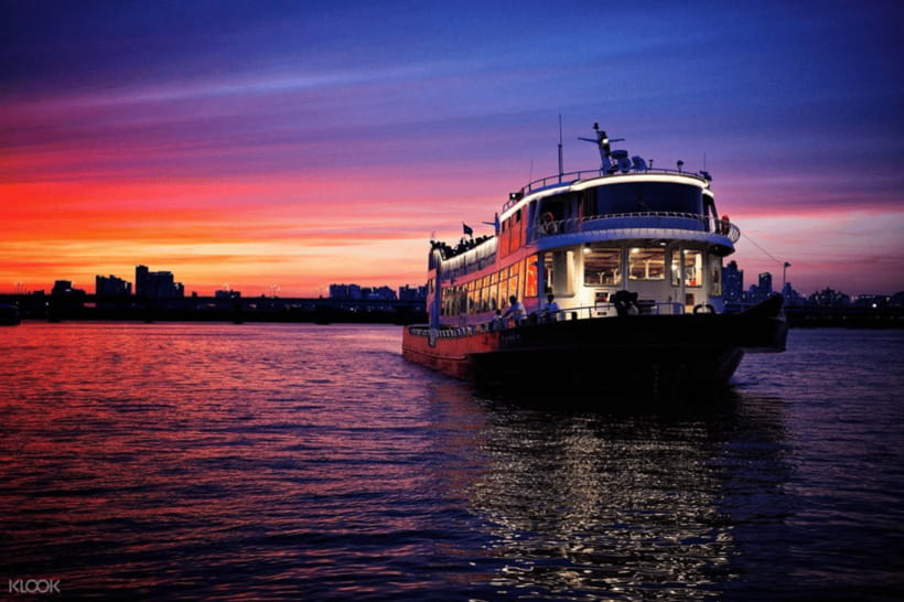 Eland Han River Cruise & Ashley Marine Buffet - Ashley Marine Buffet: extensive food and a real dining window