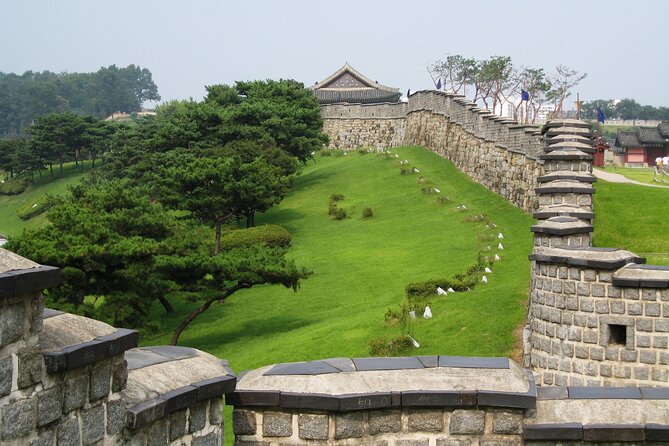 Full-day UNESCO Heritage Tour with Suwon Hwaseong from Seoul - Bukchon Hanok Village: Traditional Houses, Real Street Atmosphere