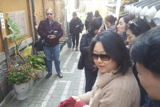 Getting a good feel of local Seoul through food (itseoulgood) - Insadong shopping lanes with context, not pressure