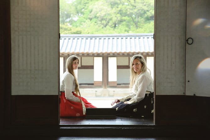 Gyeongbokgung Hanbok Photoshoot - A one-hour hanbok photo session at Gyeongbokgung Palace