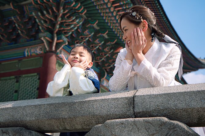 Gyeongbokgung palace family/group private photoshoot - Comfort and communication: how Jun keeps it natural
