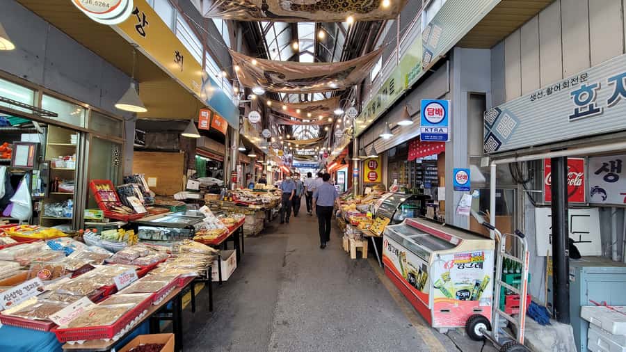 Gyeongbokgung Palace, Jogyesa Temple and Bukchon village - Bukchon Village: Traditional Streets, Architecture Wins the Argument
