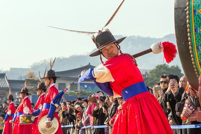 Half day Morning Seoul City Tour(Temple & Gyeongbok Palace) - Gyeongbokgung Palace and the guard ceremony: the main payoff