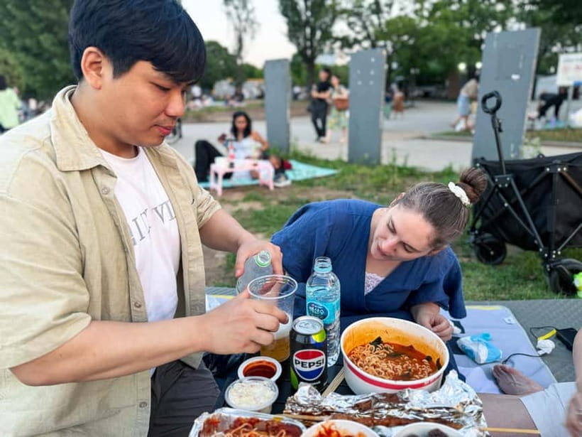 Han's River Picnic in Center of Seoul - The guide dynamic: Sung’s role in making it smooth