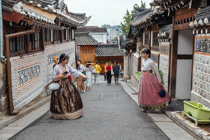 Highlights & Hidden Gems With Locals: Best of Seoul Private Walking Tour - Stop 2: Jogyesa Temple and the city’s spiritual center