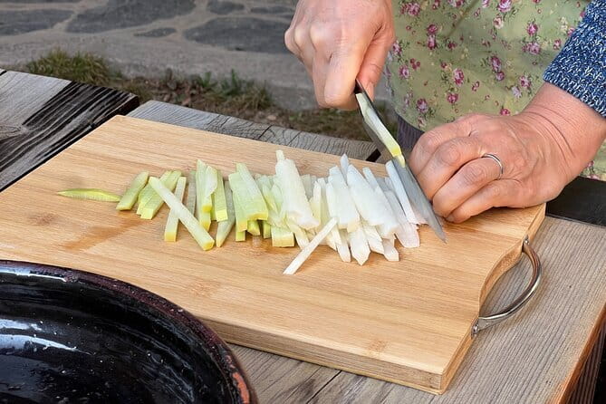 Kimchi Making Class (+ Korean BBQ) in Traditional Hanok Courtyard - The 2 hours: what the rhythm feels like