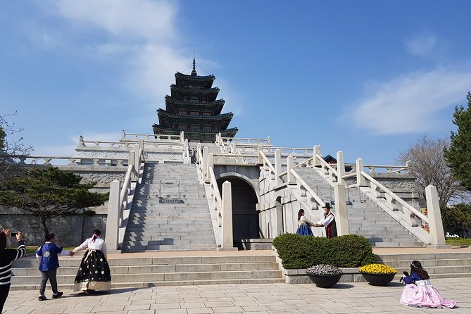 Korean Palace and Market Tour in Seoul Including Insadong and Gyeongbokgung Palace - Lunch and the ginseng center: what’s included, and what to expect