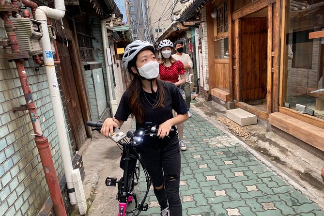 Market Food Tour & Evening E-bike Ride in Seoul - Ikseon-dong and Gwanghwamun: Seoul at human scale in the evening