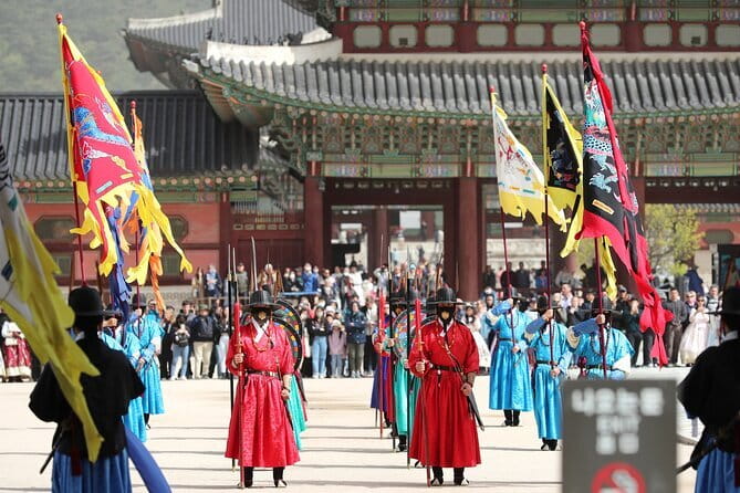Max Out Seoul: Must Visit City Highlights Panoramic Day Tour - Gwangjang Market: Old-School Seoul Shopping and Street Food Logic