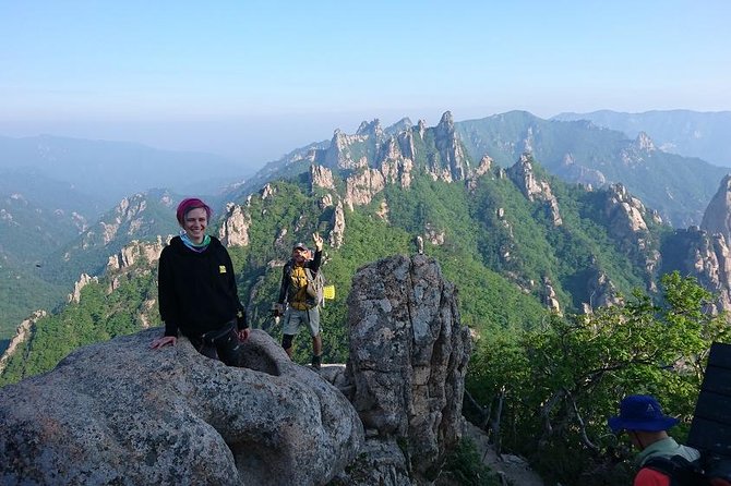 One-Day Tour for stunning Mt.Seoraksan from Seoul - Stop 3: Sinheungsa Temple—old architecture with a mountain feel