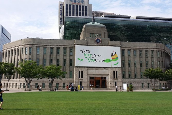 Private City Kickstart Tour: Seoul - Seoul City Hall: modern design with traditional DNA