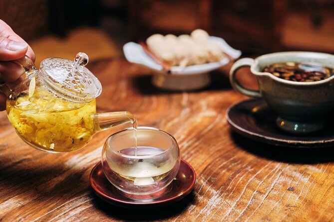 Private Downtown Seoul Food & Market Tour with 8+ Tastings - Gyeongbokgung main gate: a landmark you’ll recognize fast