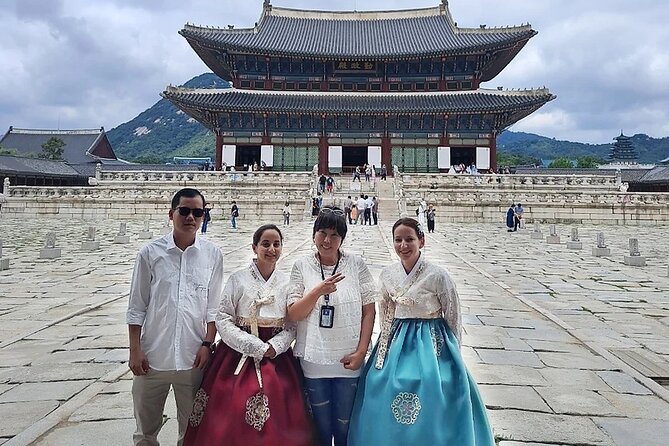 Private Seoul City Tour Palace, village, temple, market - Gyeongbokgung Palace and the changing-of-the-guard moment