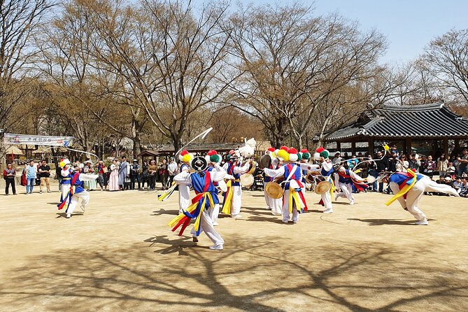 Private Tour : Royal Palace & Traditional Villages wearing Hanbok - Lunch in Insadong and how it keeps the day moving