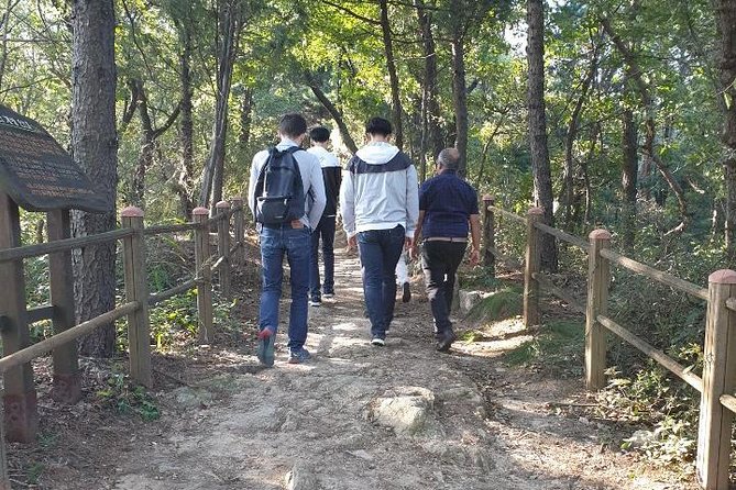Private Tour: Talk show with N.K. Defector and Short Hiking - War Memorial of Korea: indoor-outdoor Korean War storytelling