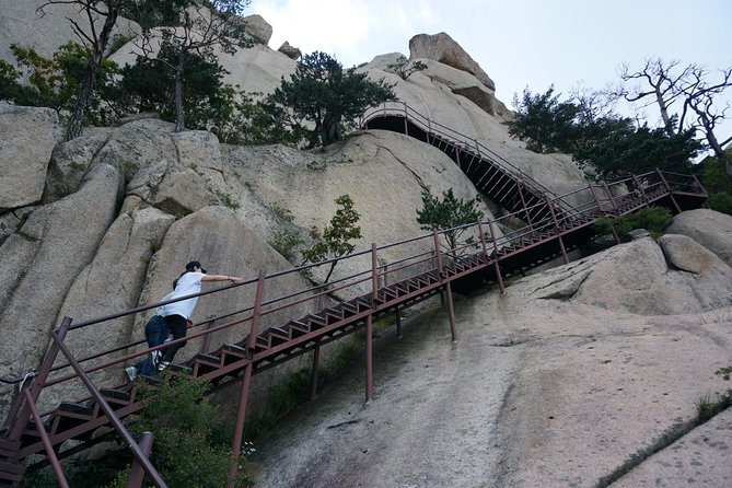 Seoraksan National Park Ulsanbawi Hiking from Seoul - Shinheungsa Temple and the big bronze Buddha: more than a photo stop