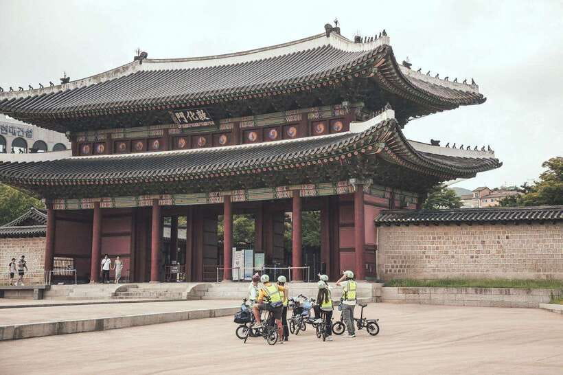 Seoul: Afternoon Ebike tour and "Happy Hour" food and drinks - Changdeokgung’s Main Gate and the House of Baek Inje Stories
