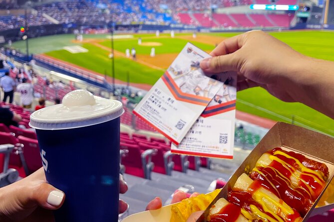 Seoul: Baseball Game Ticket with Dinner/Beer with the host - Quick hits before first pitch