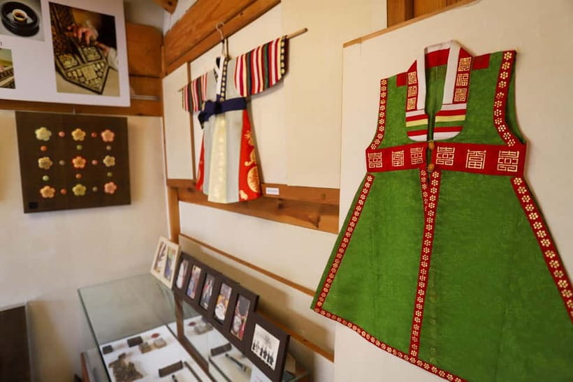 Seoul: Bukchon Hanok Village Walking Tour - Tea house time: healing in Hanok, plus coffee or tea included