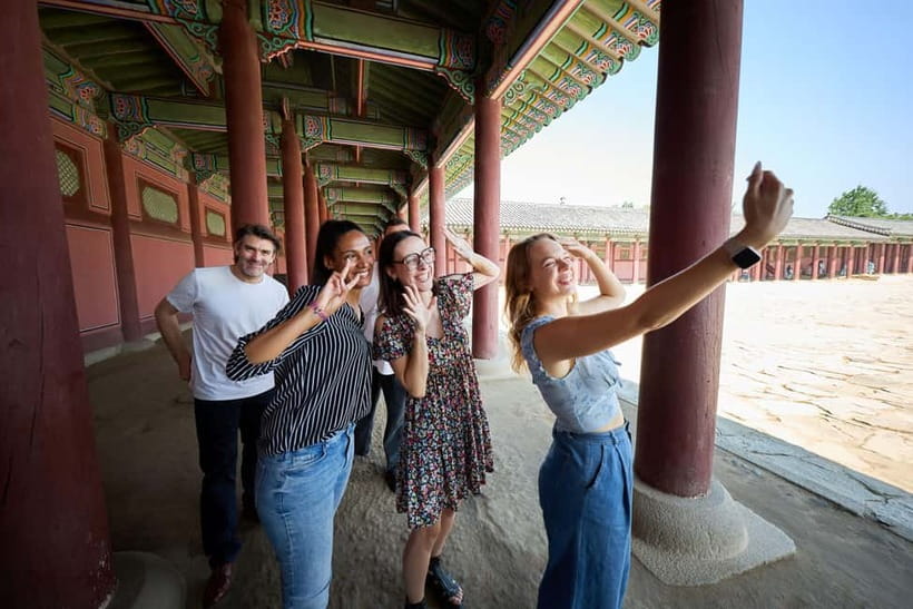 Seoul: Bukchon Village, Gyeongbokgung, Gwangjang Market - Gyeongbokgung Palace tour plus the Blue House pass-by