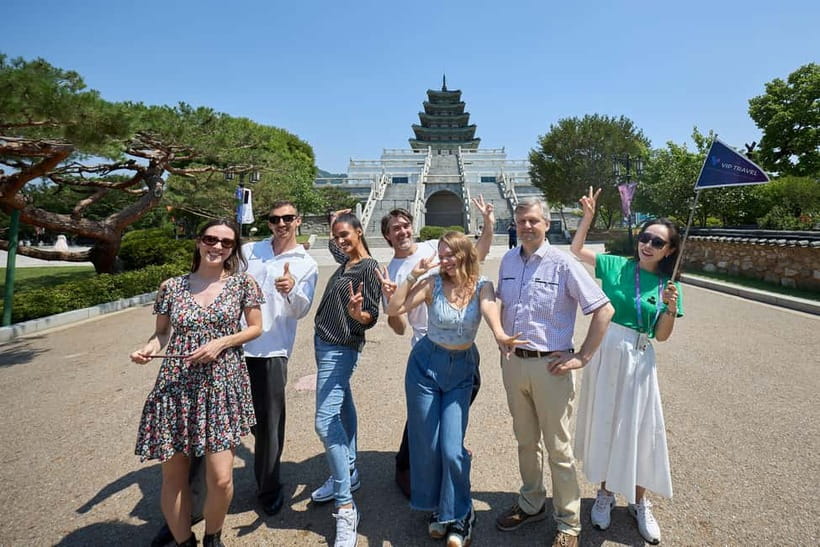 Seoul: Bukchon Village, Gyeongbokgung, Gwangjang Market - How much walking is involved, and what to bring