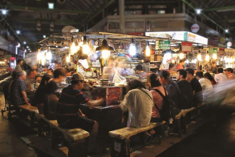 Seoul: Changgyeonggung & Gwangjang Market & Naksan Park - Small-group guiding: why max 8 people matters