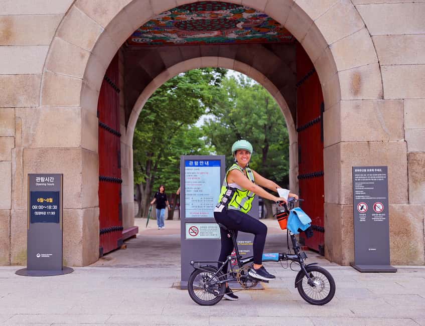 Seoul: City Highlights eBike Tour - Jogyesa Temple and the calm reset after the ride
