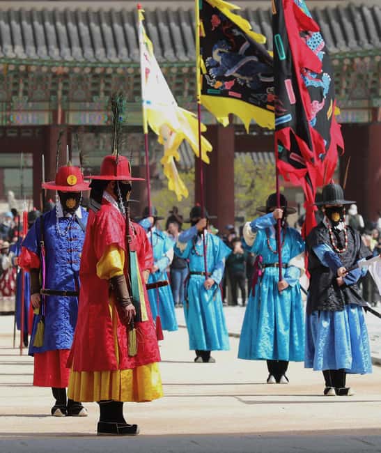 Seoul Day Tour: Gyeongbok Palace, Bukchon, Gwangjang Market - How the night-tour flow actually works (and why it helps)