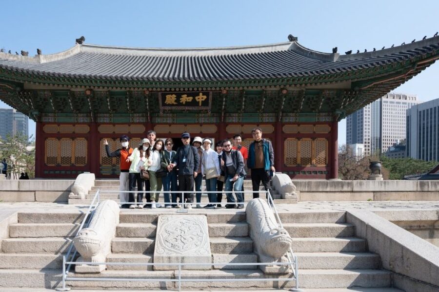 Seoul: Deoksugung Palace Heritage Walking Tour - Key highlights to look for