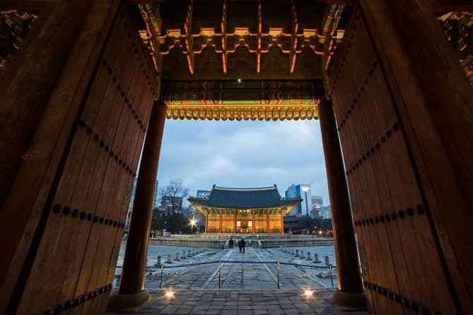 Seoul: Deoksugung Palace Night Tour - Finding your guide near City Hall (and why the meeting point matters)