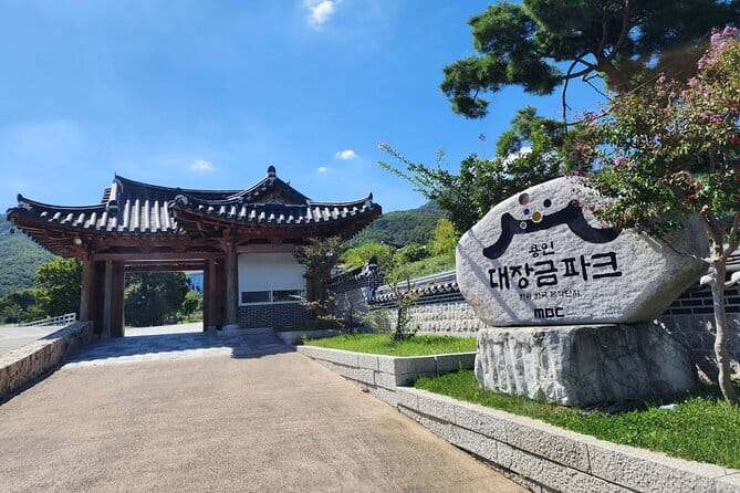 Seoul Food: Banchan, Bibimbap, and Beyond - Bukchon Hanok Village: banchan in the small alleys of daily life
