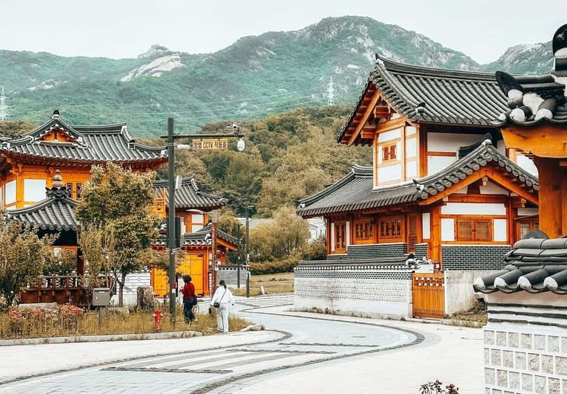 Seoul Full-Day City Tour: Hanok Village, Scenic Routes - Jingwansa Temple: calm after the colors