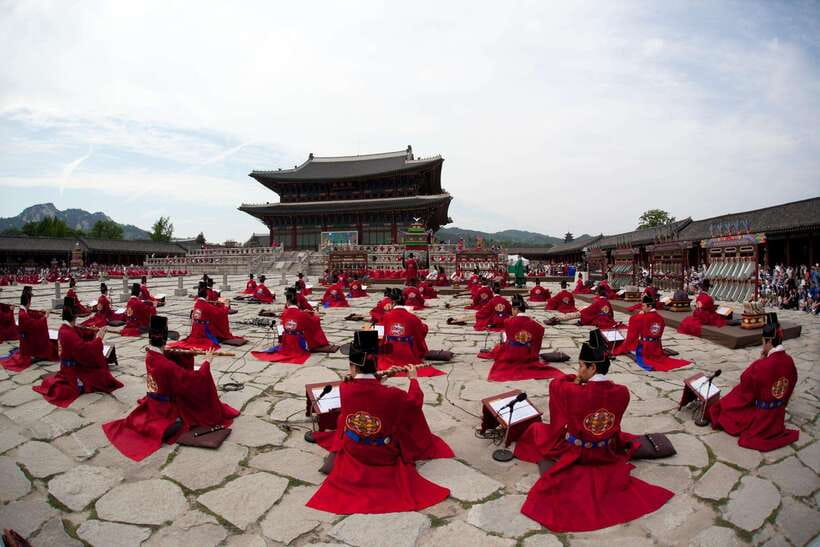 Seoul: Full-Day Royal Palaces Private Tour - Cheongwadae Photo Stop: Seeing the Blue House Area From the Road