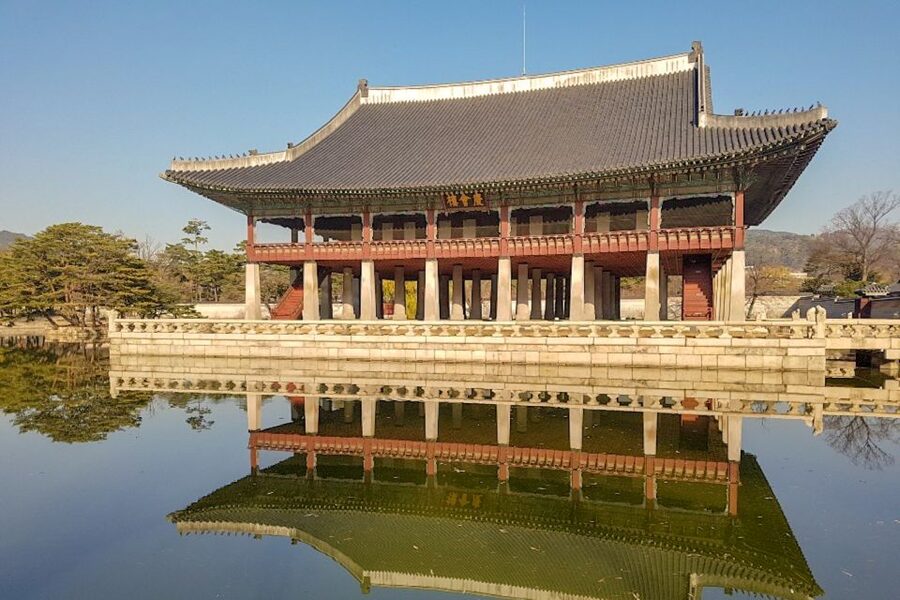 Seoul: Gyeongbok Palace and Bukchon Hanok Walking Tour - The Insadong finish: souvenirs plus a next-step plan