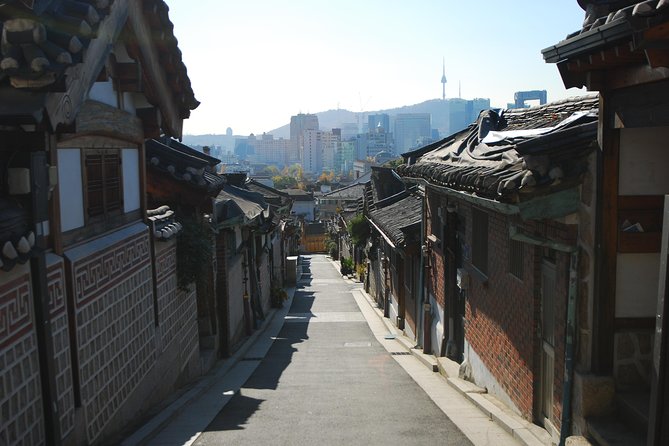 Seoul: Gyeongbok Palace, Bukchon Village, and Gwangjang Tour - Bukchon Hanok Village: turning photos into a real sense of place