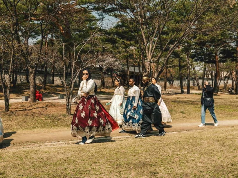 Seoul Half-Day City Highlight, Palace Tour with Hanbok - Hanbok at Gyeongbokgung: The Day’s Best Story Trick