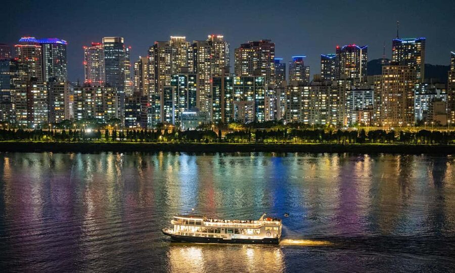 Seoul: Han River Night Picnic & Games with Cruise - Korean game night: dalgona and ttakji are more than a gimmick