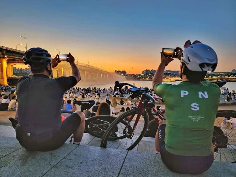 Seoul: Han River Sunset Bike Tour with Rainbow Fountain Show - Back to Yeouido: ramyeon by the river is the best kind of ending