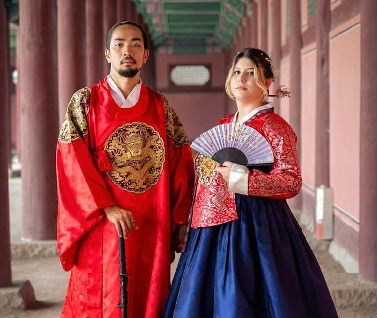 Seoul: Hanbok Photo Tour at Gyeongbokgung Palace - From the metro to hanbok mode: meeting Daehan Hanbok