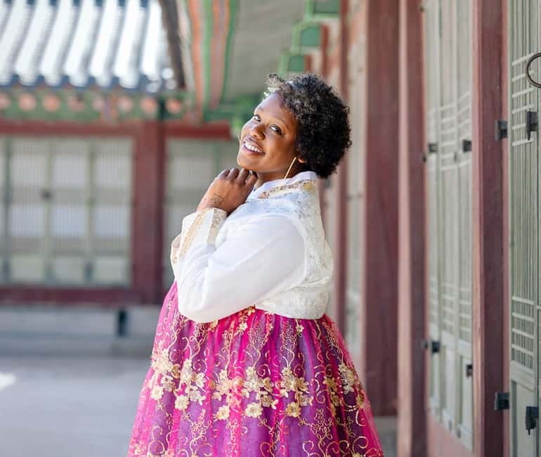 Seoul: Hanbok Photo Tour at Gyeongbokgung Palace - Choosing your hanbok and handling the outfit details