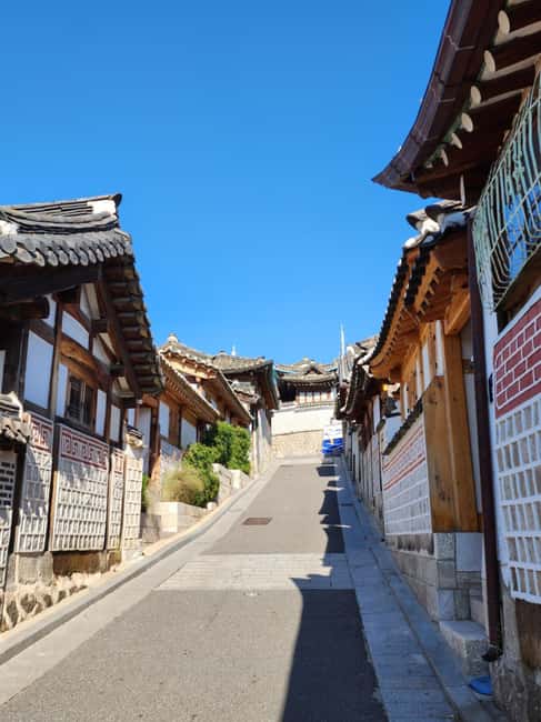 Seoul: Highlights of Seoul Half-Day Tour - Bukchon Hanok Village walk: traditional houses with cultural centers