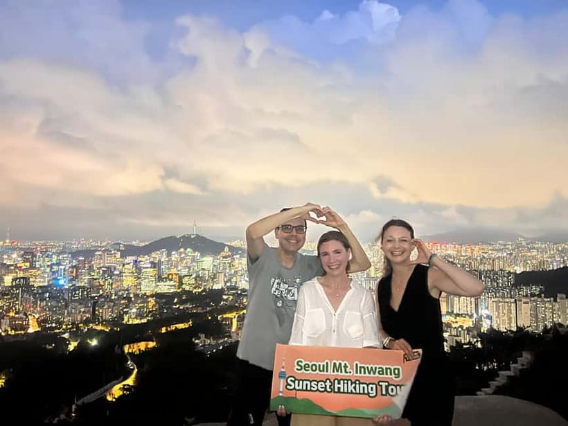 Seoul: Inwangsan Sunset Hike with Guide - Lantern sunset views from Inwangsan’s fortress wall trail