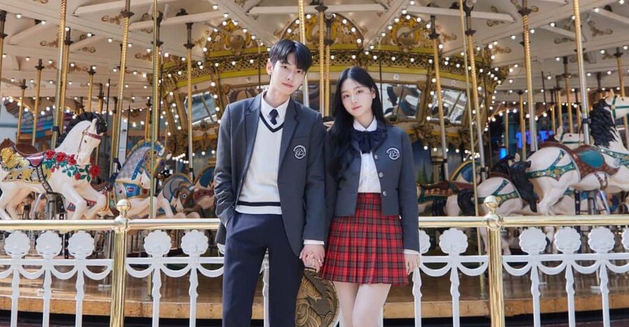 Seoul: Lotte World 1 Day Pass & Korean School Uniform Rental - 4D rides and the night light parade: how to shape your evening