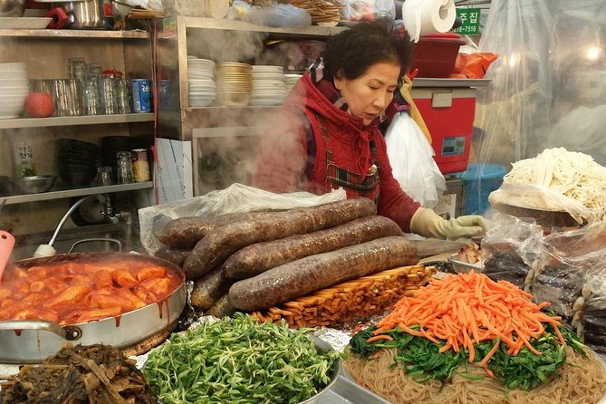 Seoul Night Tour (Gwangjang Market, Royal Palace and Naksan Park) - Naksan Park and the Seoul City Wall: Views That Need a Few Steps